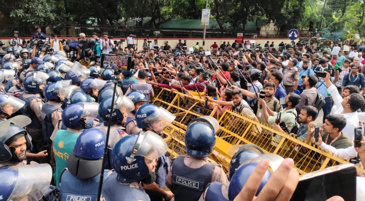 এইচএসসি পরীক্ষার্থীদের লং মার্চ ঘিরে সচিবালয়মুখী সড়কে পুলিশের ব্যারিকেড