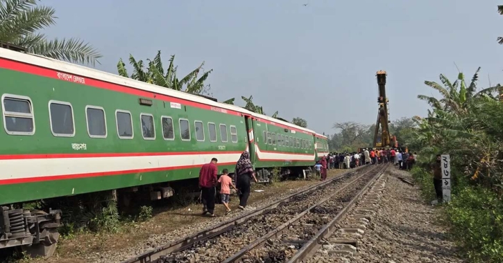৩ ঘন্টা পর খুলনায় রেল যোগাযোগ স্বাভাবিক ৩ ঘন্টা পর খুলনায় রেল যোগাযোগ স্বাভাবিক