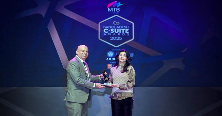 বর্ষসেরা সিইও পুরস্কার পেলেন ওয়ালটন মাইক্রো-টেকের নিশাত তাসনিম শুচি 