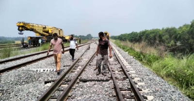 খুলনায় রূপসা এক্সপ্রেসের দুই বগি লাইনচ্যুত