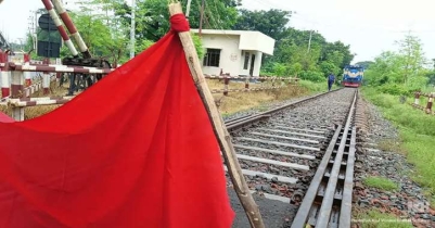 রাবি ছাত্রকে মারধরের প্রতিবাদে রেলপথ অবরোধ, আটকা ৬ ট্রেন রাবি ছাত্রকে মারধরের প্রতিবাদে রেলপথ অবরোধ, আটকা ৬ ট্রেন