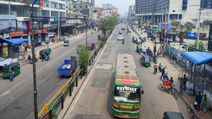 ঈদের ছুটি শেষে ঢাকায় স্বাভাবিক ছন্দ ফেরেনি, ফাঁকা সড়কেও ধীরগতির বাসে ভোগান্তি ঈদের ছুটি শেষে ঢাকায় স্বাভাবিক ছন্দ ফেরেনি, ফাঁকা সড়কেও ধীরগতির বাসে ভোগান্তি