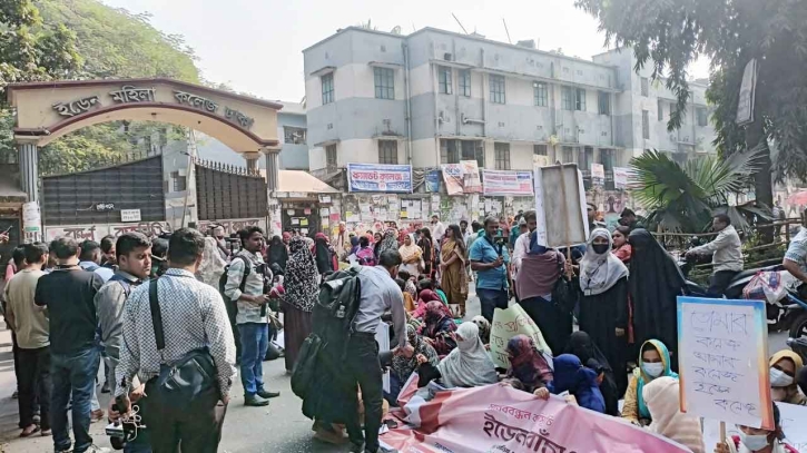 ৫ দফা দাবিতে ইডেন শিক্ষার্থীদের সড়ক অবরোধ
