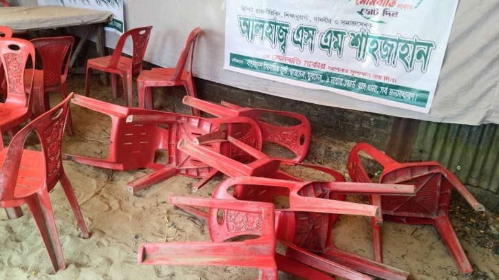 গভীর রাতে চট্টগ্রাম-১৩ আসনে ইসলামী ফ্রন্ট প্রার্থীর নির্বাচনী অফিসে হামলা