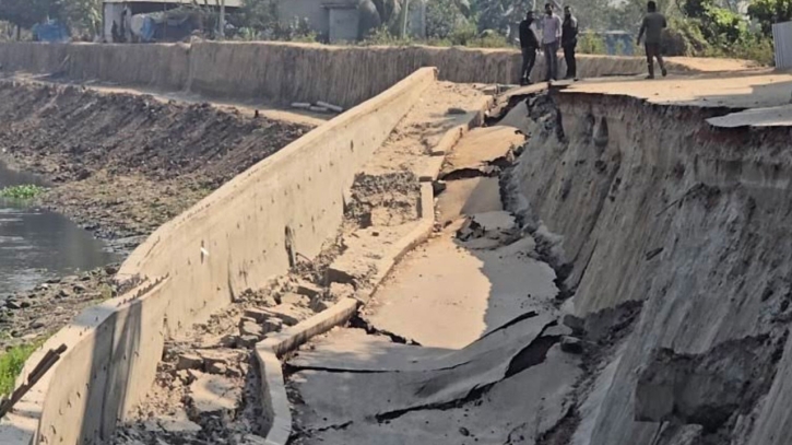 উদ্বোধনের আগেই ধসে পড়ল ২৬ কোটি টাকার সড়ক, অনিয়মের অভিযোগ