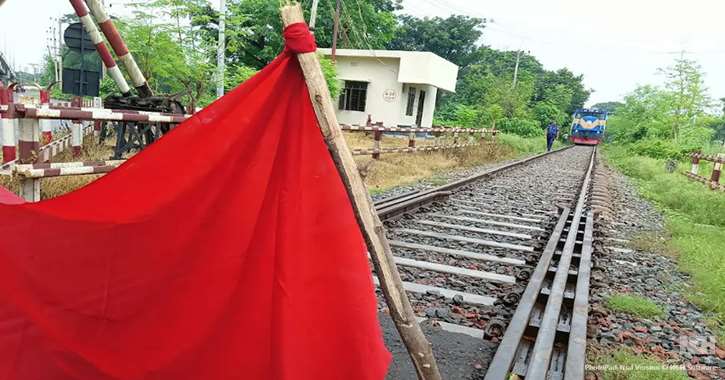 রাবি ছাত্রকে মারধরের প্রতিবাদে রেলপথ অবরোধ, আটকা ৬ ট্রেন